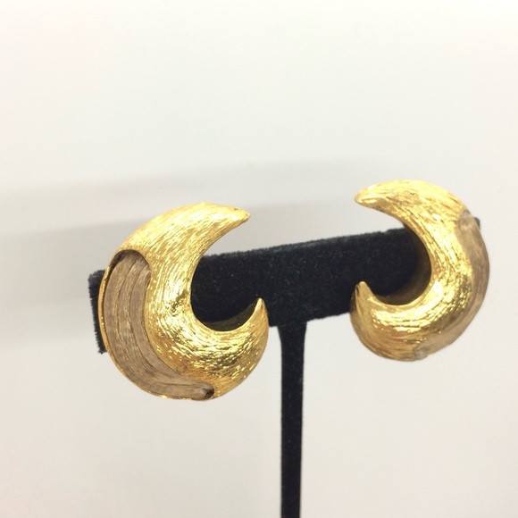 VINTAGE CELESTIAL RON RIZZO GOLD TONE CRESCENT MOON CHUNKY CLIP-ON EARRINGS - Picture 3 of 17